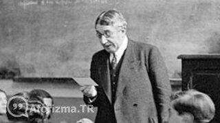 Zeki görünenlere acırım ben. Zeki görünmek öyle bir vaaddir ki sözü