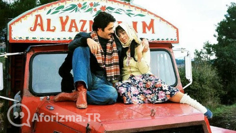 Coşkun akan dere, sonbahar rüzgarıyla ürperen yapraklar