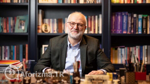 Bırak hakikat incitsin seni, bir yalan avutacağına