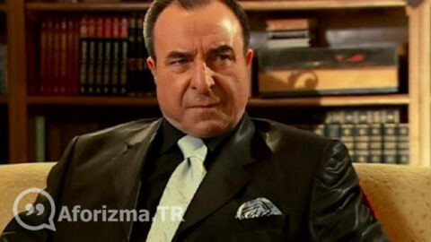 Satranç tahtası kapandığında, piyonla şah aynı kutuya konur