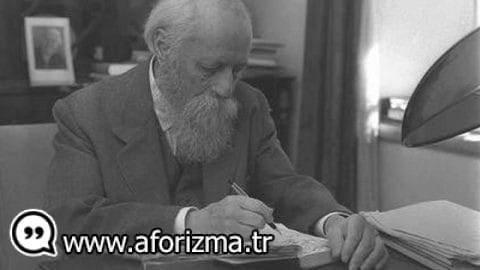 Zaman zaman kapımı kapatıp kendimi bir kitaba teslim ediyorum