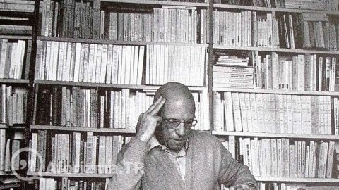 Tam ışık altında olma ve bir gözetmenin bakışı, aslında koruyucu olan karanlıktan daha fazla yakalayıcıdır