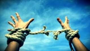 İnsanlar devletten korktuğu zaman zorbalık, devlet insanlardan korktuğu zaman sözü