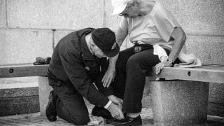 Sevdiğini söyleyen birisi yerine sevgisini gösteren birisine inanın sözü